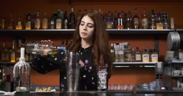 Ragazza rossa Giovane donna adulta barista prepara miscele cocktail sanguinosa mery al bar - Filmati, video