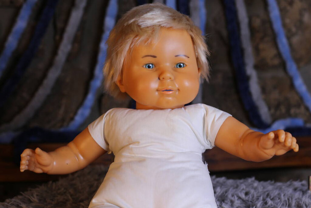 крупним планом знімок старовинної дитячої ляльки на килимі
 - Фото, зображення