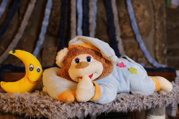 Nahaufnahme von Teddybär im Schlafanzug - Foto, Bild