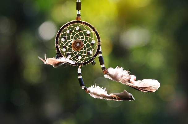 Dreamcatcher s větrem a krásné světlo jednoduchý objekt pro štěstí znamení - Fotografie, Obrázek