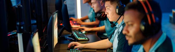 Занятые игроки сосредоточились на разработке компьютерных игр в интернет-клубе - Фото, изображение