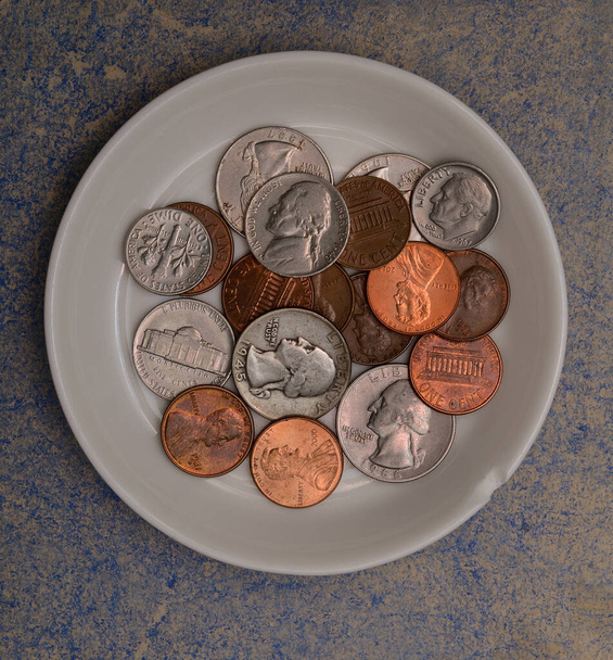 pequeñas monedas americanas en un platillo de porcelana blanca - Foto, Imagen