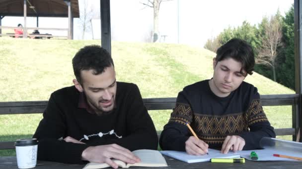 Dois caras estudando ao ar livre - Filmagem, Vídeo