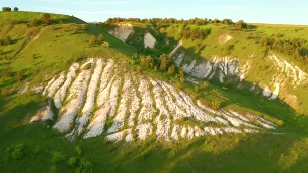 Malerische Landschaft mit grünen Hügeln an einem sonnigen Tag aus der Vogelperspektive. Gefilmt in UHD 4k Video. - Filmmaterial, Video