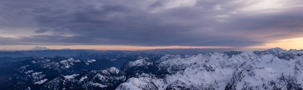 Панорамный вид с воздуха на Канадские Скалистые горы. - Фото, изображение