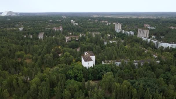 Luchtfoto van Tsjernobyl Oekraïne uitsluitingszone Zone van hoge radioactiviteit, ruïnes van verlaten spookstad Pripyat stad, ruïnes van gebouwen. - Video