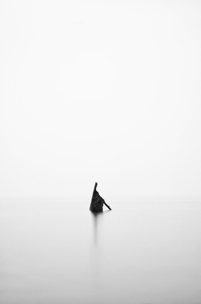 minimalistyczny krajobraz obrazu zniweczyć wraków w morzu czarnym i wh - Zdjęcie, obraz