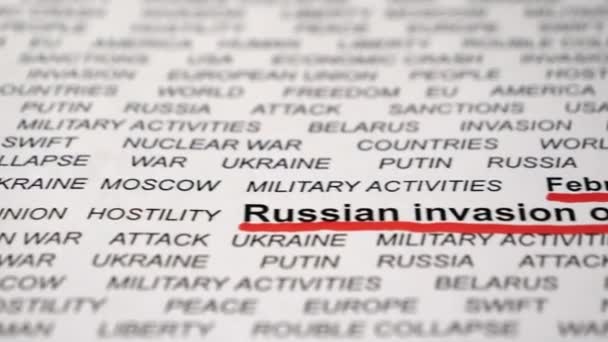 Close-up shot van Oekraïne gerelateerde tekst met rode lijnen eronder. - Video