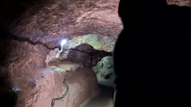 L'archeologo circonda il sotterraneo, illumina il sentiero con una lanterna. - Filmati, video