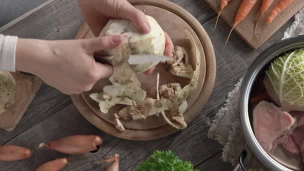 Kéz hámlás friss zeller - elkészítése házi készítésű húsleves vagy leves marha csontvelő csontok és zöldségek - Felvétel, videó