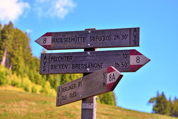 indikace na cestě k Útočišti Lago Rodella / Radlseehtte alto adige je 2284 metrů, Itálie - Fotografie, Obrázek