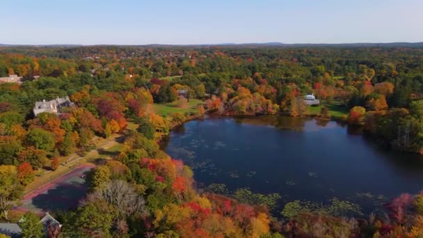 Letecký výhled Wellesley College včetně Green Hall a Tower Court s podzimním listím ve Wellesley, Massachusetts MA, USA. - Záběry, video