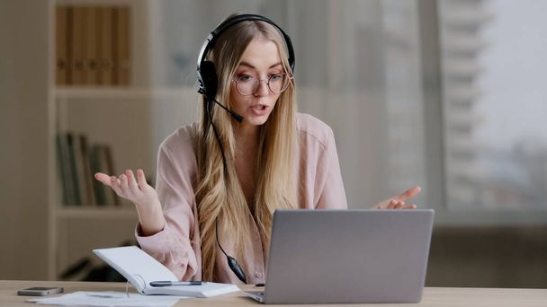 Millennial business woman online distant mentor in headset talking looking to camera showing explaining female professor teacher coach advisor helpline agent in headphone lesson video call e-learning - Foto, Imagem
