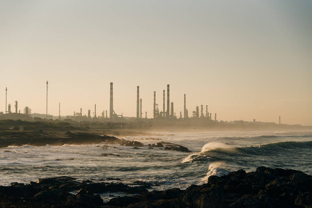 Нефтеперерабатывающий завод рядом с пляжем, матозиньюс, португальский. Высокое качество фото - Фото, изображение