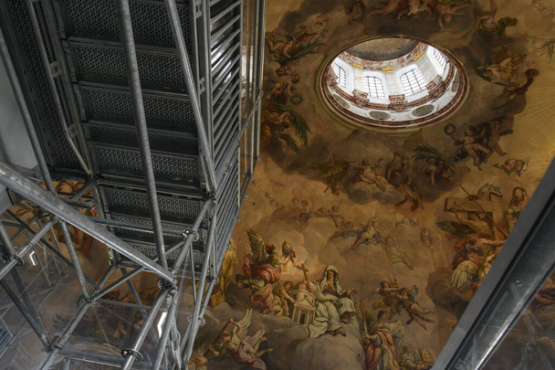 Innenraum der berühmten barocken Karlskirche in Wien, Österreich. Januar 2022. Hochwertiges Foto - Foto, Bild