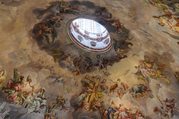 Interior de la famosa iglesia barroca de San Carlos o Karlskirche en Viena, Austria. Enero de 2022. Foto de alta calidad - Foto, Imagen