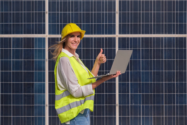 Жінка-інженер перевіряє роботу відновлюваних джерел енергії
 - Фото, зображення