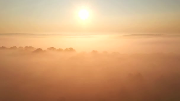 Lélegzetelállító panoráma a ködös terepre a reggeli fényben. UHD 4k videóban filmezve. - Felvétel, videó