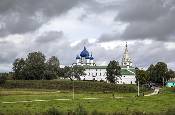 View of the Cathedral of the Nativity of the Virgin,  bell tower and St. Nicholas church in the Suzdal Kremlin. Suzdal, Golden Ring of Russia. - Фото, изображение