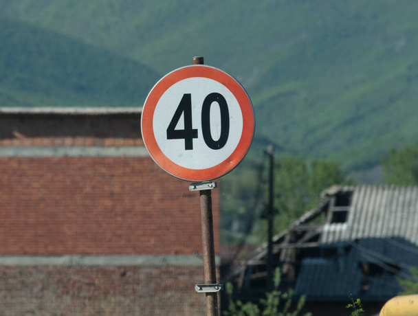 40 километров в час ограничение скорости дорожного знака на дороге - Фото, изображение
