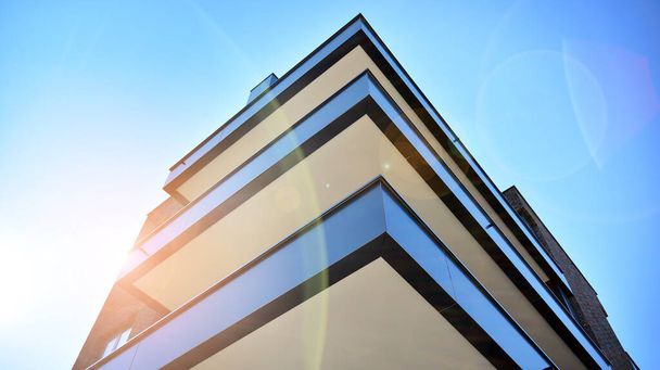 Σύγχρονη ευρωπαϊκή αρχιτεκτονική σε μια ηλιόλουστη μέρα. Εξωτερικό του νέου πολυώροφου κτιρίου κατοικιών. Έννοια της πώλησης και ενοικίασης διαμερισμάτων για τους καταναλωτές. Μοντέρνα παράθυρα και μπαλκόνια. - Φωτογραφία, εικόνα
