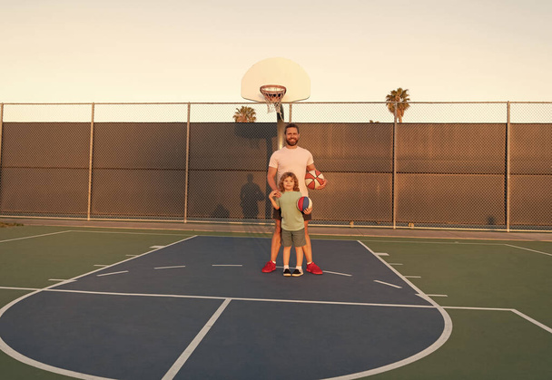 счастливая семья. Папа и мальчик играют в баскетбол. Детский спортивный мяч. детство и отцовство. - Фото, изображение