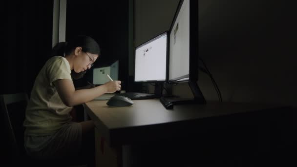 Asiatica donna d'affari scrive un articolo su un tablet di notte in un home office, scorrendo notizie feed, e la ricerca di dati di informazioni online per il suo piano di lavoro. - Filmati, video