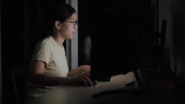Asiatico femmina utilizzando computer di ricerca di dati di informazioni online per il suo piano di lavoro di notte. - Filmati, video