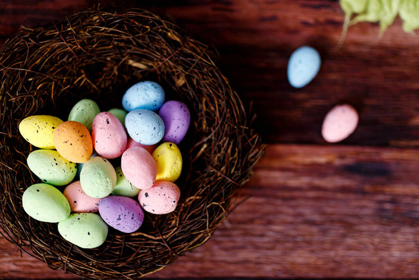 Húsvéti háttér sárga csirkék és tojások. Húsvéti ünnepek - Fotó, kép