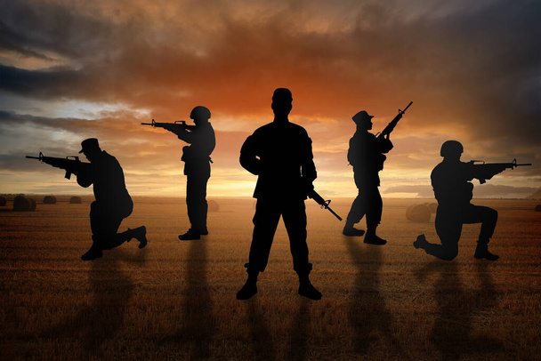 Siluety vojáků na poli při západu slunce. Válka na Ukrajině - Fotografie, Obrázek