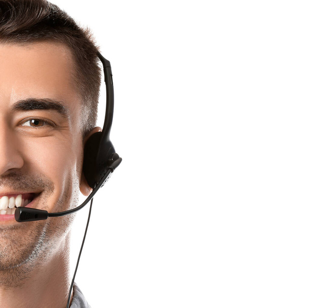 Consultor masculino de call center en auriculares sobre fondo blanco - Foto, Imagen