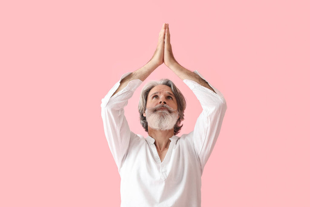 Meditointi kypsä mies värillinen tausta - Valokuva, kuva