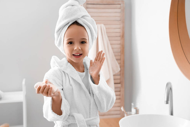 Nettes kleines Mädchen beim Händewaschen im Badezimmer - Foto, Bild