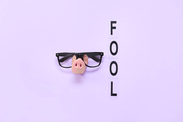 Composição com óculos, nariz de porco e FOOL palavra no fundo da cor. Abril Dia dos Tolos celebração - Foto, Imagem