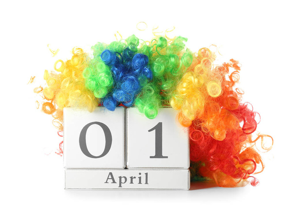 Composição com calendário cubo e peruca palhaço sobre fundo branco. Abril Dia dos Tolos celebração - Foto, Imagem