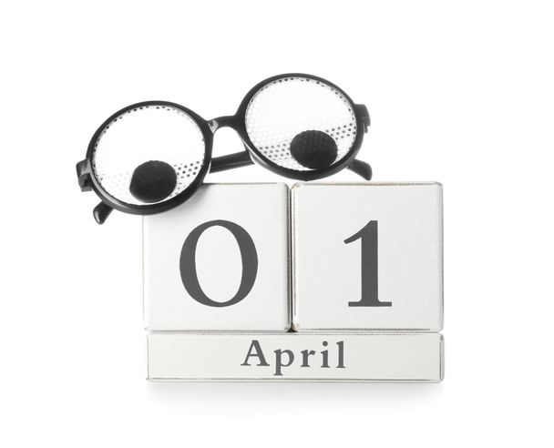 Kalendář kostek a brýle na bílém pozadí. Dubnová oslava Dne bláznů - Fotografie, Obrázek