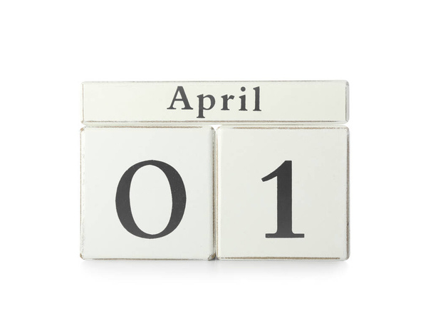 Kubus kalender met datum 1 APRIL op witte achtergrond - Foto, afbeelding