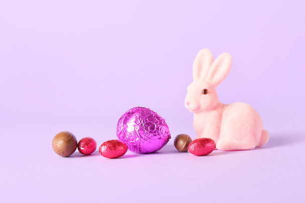Čokoládové velikonoční vajíčka a zajíček na šeříkovém pozadí - Fotografie, Obrázek