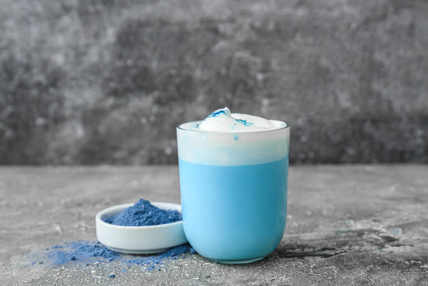 Стакан синего чая маття и миска с порошком на сером фоне гранжа - Фото, изображение