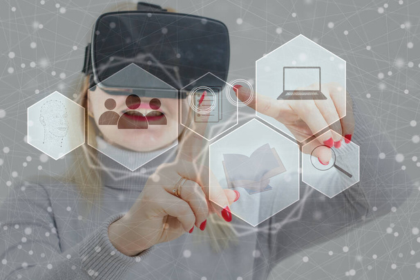Metaverse. Geschäftsmann trägt VR Virtual-Reality-Headset Hand berührt virtuellen Bildschirm Global Link Verbindungsdiagramm auf dunklem Hintergrund, Netzwerksicherheit, Digital, Internet, Kommunikationskonzept - Foto, Bild