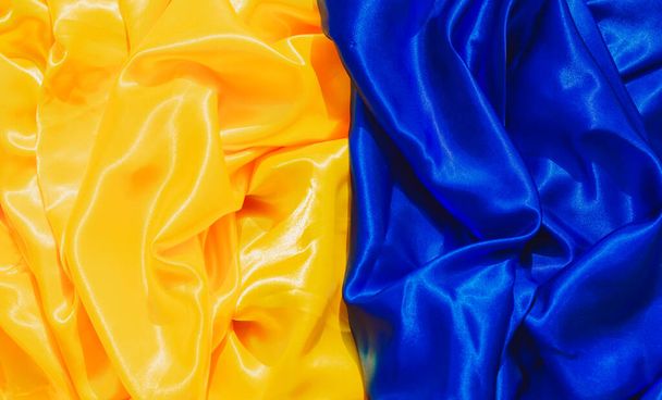 Texture soie tissu jaune bleu, concept de détails. Drapeau ukrainien  - Photo, image