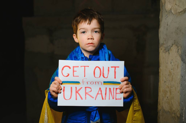 Kids with poster with banner of russia conflict, military protest. Child with message Stop War. America stand with Ukraine. - Foto, afbeelding