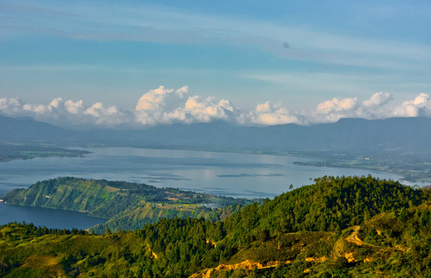 η ομορφιά της λίμνης Toba. Βόρεια Σουμάτρα, Μεντάν. Ινδονησία. θέα από τη γεωτοποθεσία Hutaginjang. Η λίμνη Τόμπα είναι η μεγαλύτερη λίμνη καλντέρα στον κόσμο που προέρχεται από την αρχαία έκρηξη του βουνού Τόμπα. - Φωτογραφία, εικόνα
