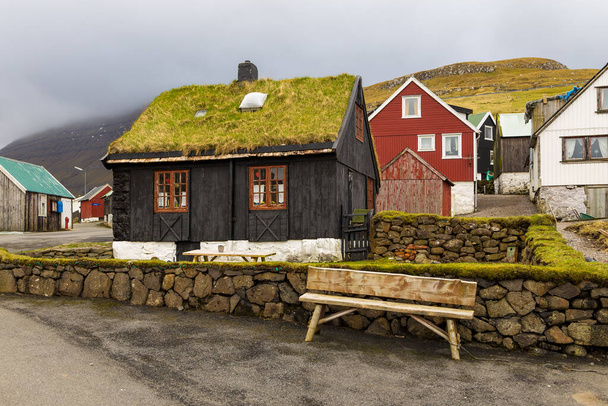 Elduvik köyü Eysturoy adasındaki dağın yamacında yer almaktadır. Faroe Adaları, Danimarka. - Fotoğraf, Görsel