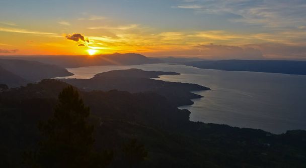 Toba Gölü 'nün güzelliği. Kuzey Sumatra, Medan. Endonezya 'da. Hutaginjang jeositinden görüntü. Toba Gölü, Toba Dağı 'nın antik patlamasından kaynaklanan dünyanın en büyük kaldera gölüdür. - Fotoğraf, Görsel