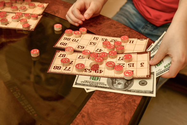 Діти в сімейному колі грають лотерею на гроші. Брати і сестри розважаються
. - Фото, зображення