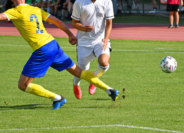 Les joueurs de football en action lors du match
 - Photo, image