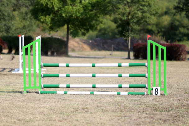Mutasd ugrópóznák akadályok, akadályok, várja a lovasok show jumping képzés. Lovas akadálypálya a szabadban nyáron - Fotó, kép