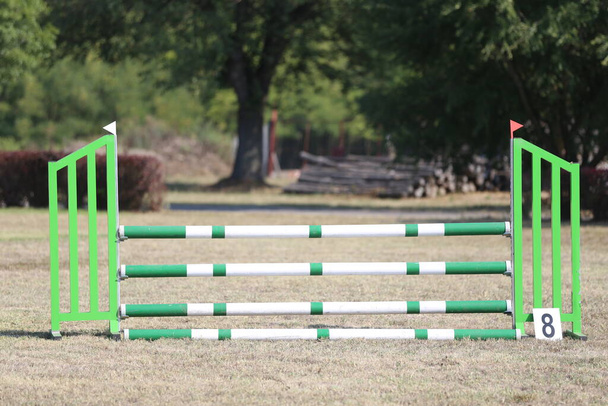 Mostra salto pali ostacoli, barriere, in attesa di piloti in show jumping formazione. Percorso a ostacoli per cavalli all'aperto estate - Foto, immagini