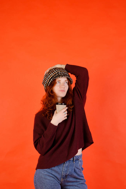 Üzleti portré gyönyörű fiatal nő piros göndör haj és kék szem színes háttér. Életmód.  - Fotó, kép
